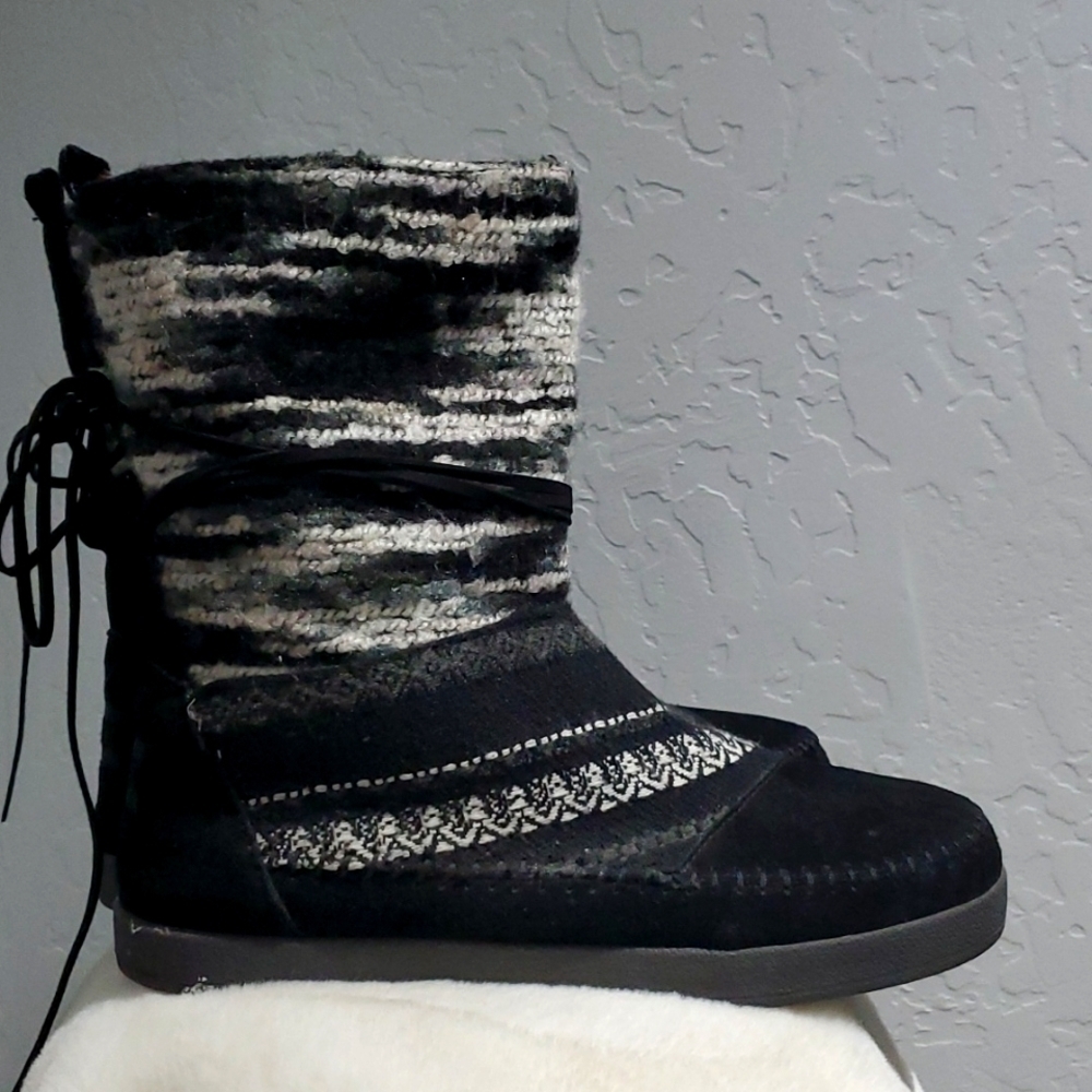 WOMENS TOMS BLACK SUEDE SLIP ON BOOTS SIZE 9 MULTI COLOR STRANDS WINTER CABIN